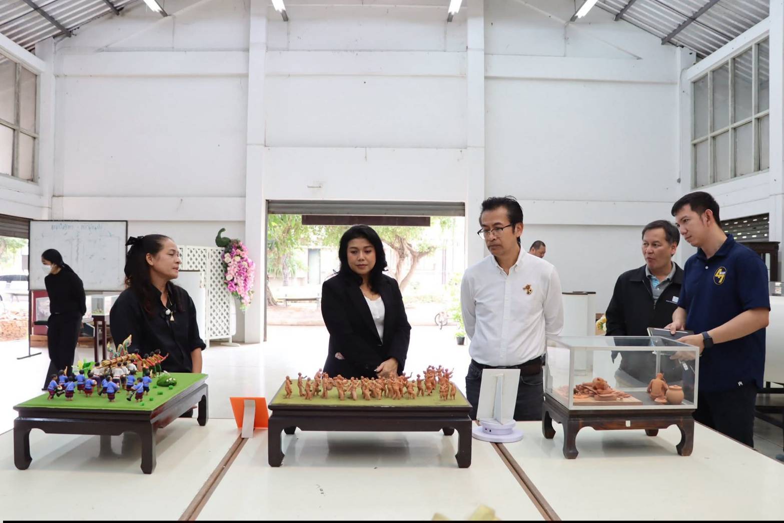 title - ผู้อำนวยการศูนย์ส่งเสริมและพัฒนาอาชีพเสริมนอกภาคการเกษตร ให้การต้อนรับคณะเจ้าหน้าที่กระทรวงทรัพยากรธรรมชาติและสิ่งแวดล้อม เยี่ยมชมสถานที่ ศพส. และแผนกฝึกอบรมทั้ง 12 แผนก